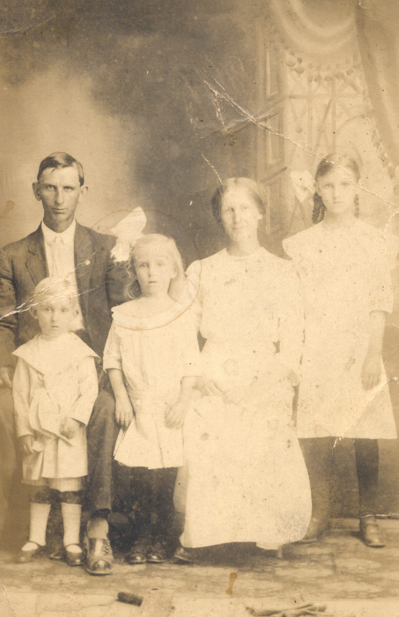 Pierce Family ~ 1915