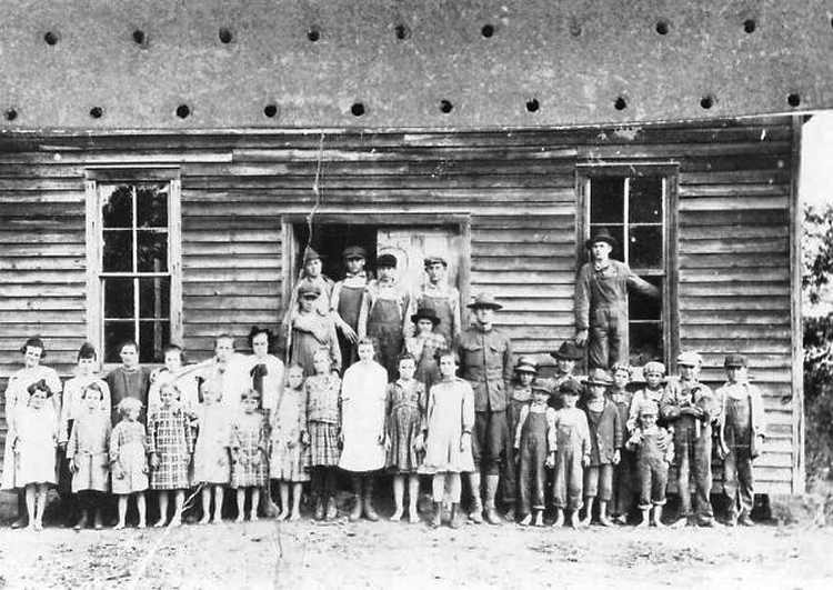 Ferrell School and students 1918